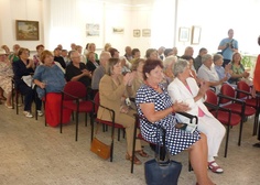 Foto z vernisáže výstavy prací nežijících adamovských výtvarníků