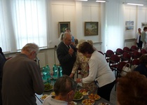 Foto z vernisáže výstavy prací nežijících adamovských výtvarníků