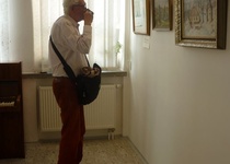 Foto z vernisáže výstavy prací nežijících adamovských výtvarníků