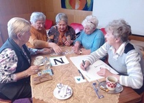 KDO SI HRAJE, NEZLOBÍ…