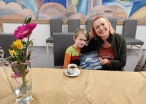 Výtvarnice Majke předala výhercům soutěže obrázky na přání