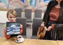 Výtvarnice Majke předala výhercům soutěže obrázky na přání