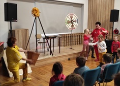 Brněnské písničkové tetiny hrály a zpívaly s dětmi o jaru...