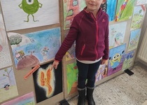 Na výstavu Salonek dětských adamovských umělců přichází děti ze škol a školek
