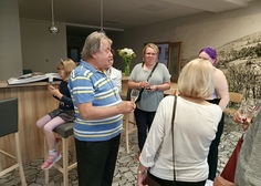 Z vernisáže výstavy "Jak zpracovávám palivové dříví" M. Kučery