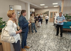 Z vernisáže výstavy "Jak zpracovávám palivové dříví" M. Kučery