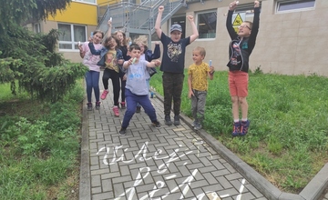 MALOVÁNÍ NA CHODNÍK U MKS