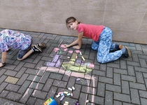 Přání dětí na prázdniny najdete na chodníku u MKS...