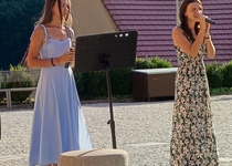 LETNÍ HUDEBNÍ POHLAZENÍ LAURY A ANNY JULIE JIRKŮ
