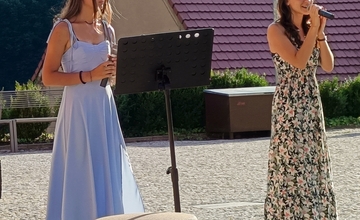 LETNÍ HUDEBNÍ POHLAZENÍ LAURY A ANNY JULIE JIRKŮ