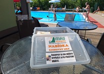 KNIHOVNA MKS NA VÁS MYSLÍ I NA ADAMOVSKÉM KOUPALIŠTI...
