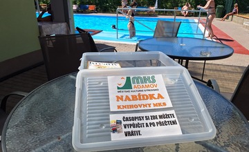 KNIHOVNA MKS NA VÁS MYSLÍ I NA ADAMOVSKÉM KOUPALIŠTI...