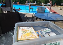 KNIHOVNA MKS NA VÁS MYSLÍ I NA ADAMOVSKÉM KOUPALIŠTI...