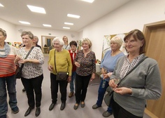 Ze zahájení výstavy "Panenky v zajetí jehlic a klubíček"