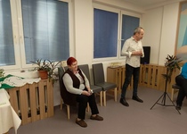 Ze zahájení výstavy "Panenky v zajetí jehlic a klubíček"