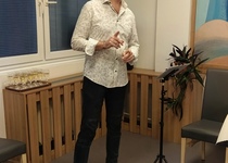 Ze zahájení výstavy "Panenky v zajetí jehlic a klubíček"