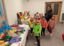 Děti mezi panenkami...