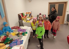 Děti mezi panenkami...