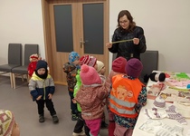 Děti mezi panenkami...