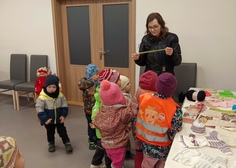 Děti mezi panenkami...