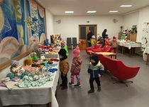 Děti mezi panenkami...