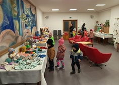 Děti mezi panenkami...