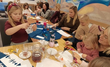 Papírové vločky kam se podíváš...